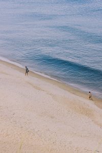 亲密陌生人电影海报，餐桌上的家庭聚会场景，每个人脸上带着不同程度的隐瞒