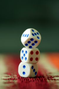 欺骗游戏电影封面，两人在棋盘前对弈象征情感博弈，色调冷峻